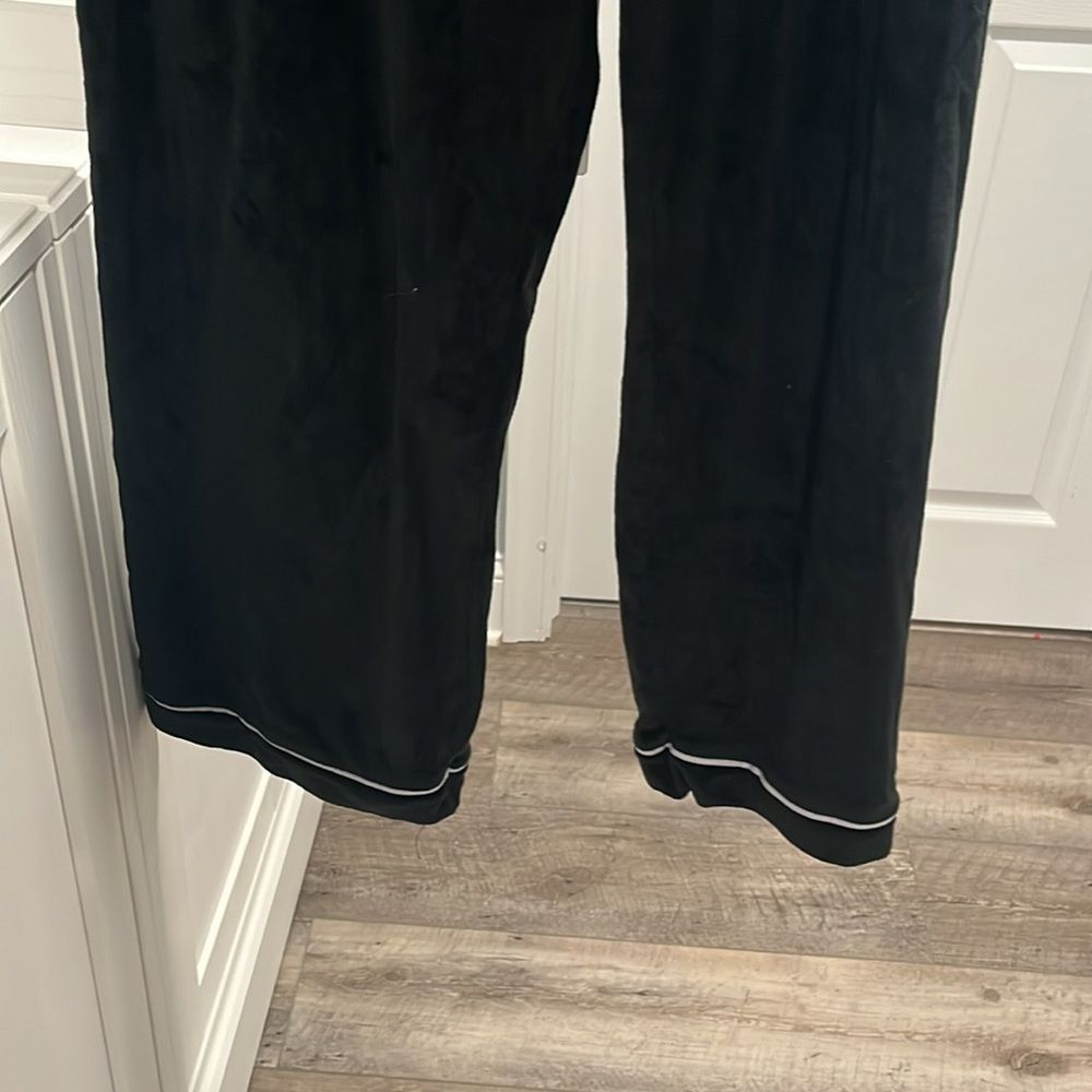 HOUSE OF HARLOW 1960 Velour 2 Piece Pajama Set, Black with White Pipping, Size L - Picture 10 of 13